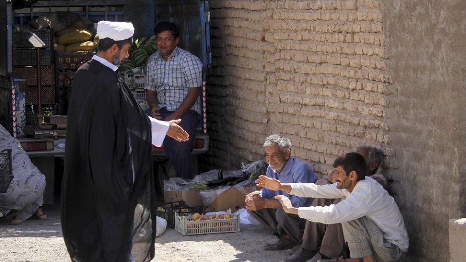 امرار معاش روحانی کشاورز در کنار تبلیغ