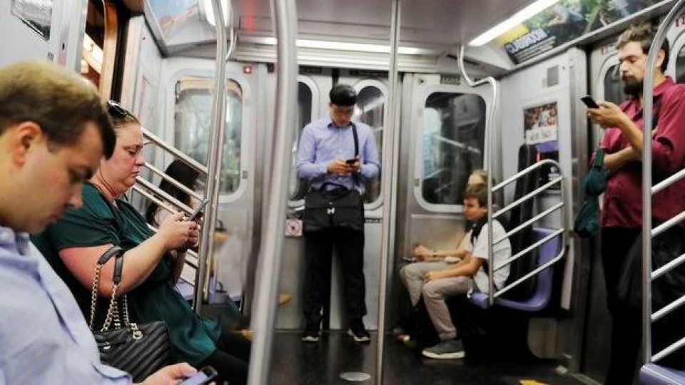 تاثیر شبکههای اجتماعی بر سلامت روان افراد تاثیر شبکههای اجتماعی بر سلامت روان افراد