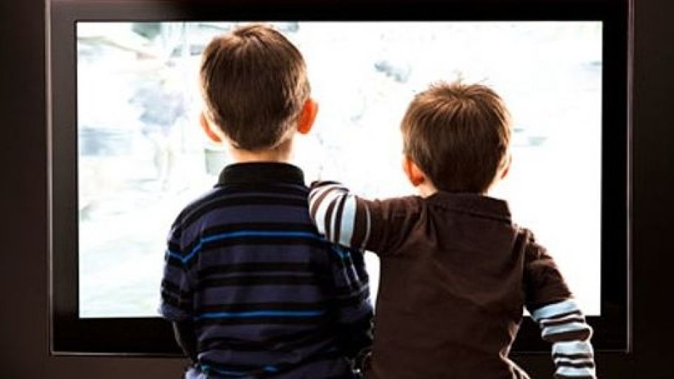 عوارض تماشای زیاد تلویزیون در کودکان عوارض تماشای زیاد تلویزیون در کودکان