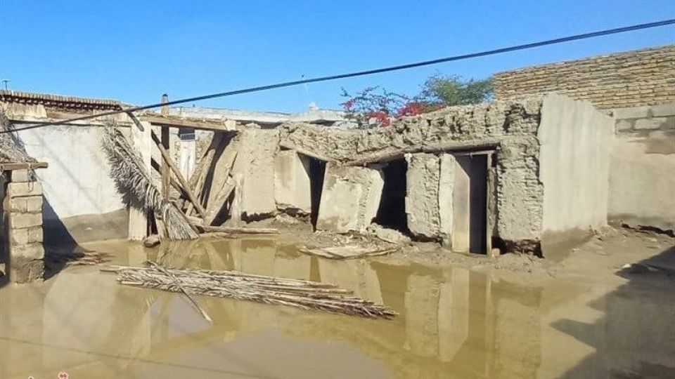 وستای حاجی خادمی میناب در احاطه سیلاب است/ افزایش خسارت‌ها به دلیل زیرساخت نا مناسب هدایت روان‌ آبها به رودخانه + فیلم