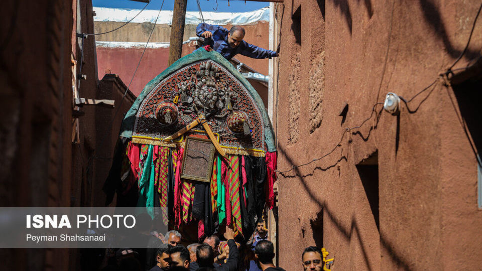 نخل‌گردانی روز عاشورا در روستای ابیانه