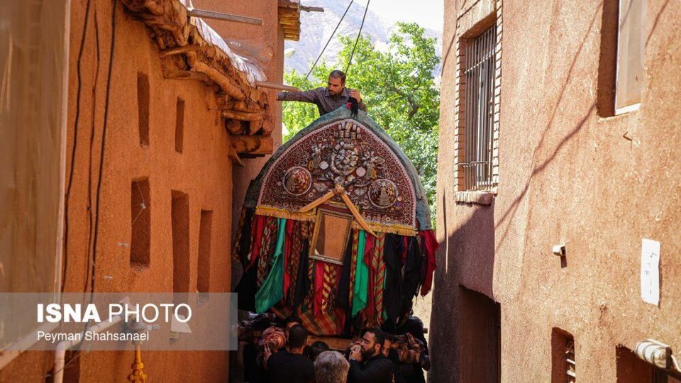 نخل‌گردانی روز عاشورا در روستای ابیانه