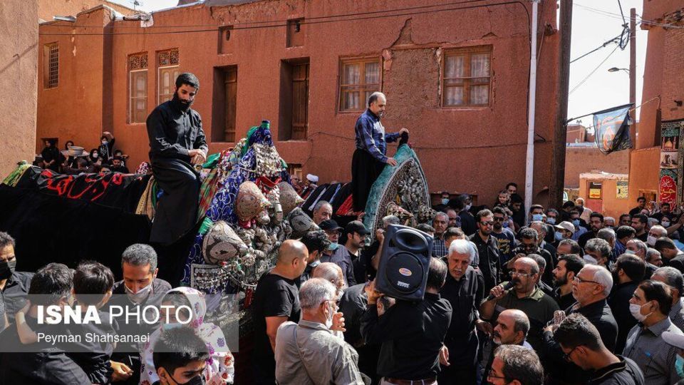 نخل‌گردانی روز عاشورا در روستای ابیانه