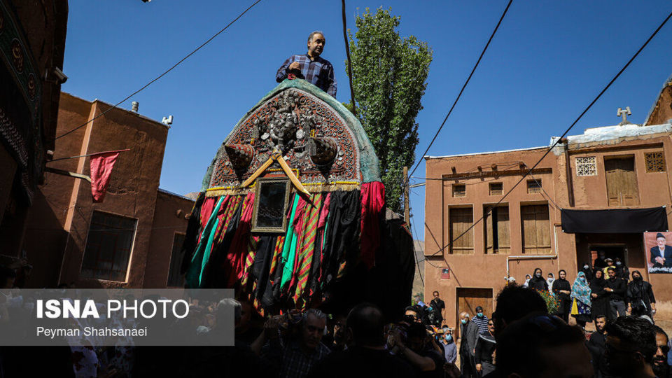 نخل‌گردانی روز عاشورا در روستای ابیانه