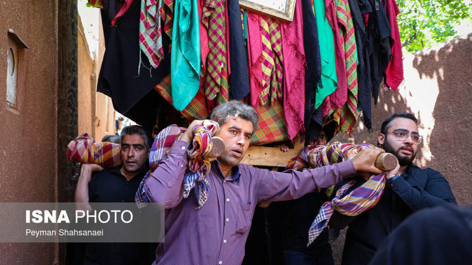 نخل‌گردانی روز عاشورا در روستای ابیانه