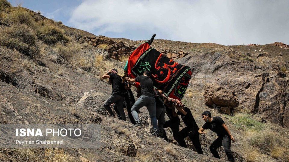 نخل‌گردانی روز عاشورا در روستای ابیانه