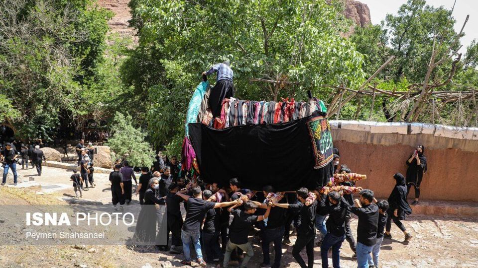 نخل‌گردانی روز عاشورا در روستای ابیانه