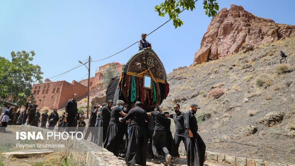 نخل‌گردانی روز عاشورا در روستای ابیانه