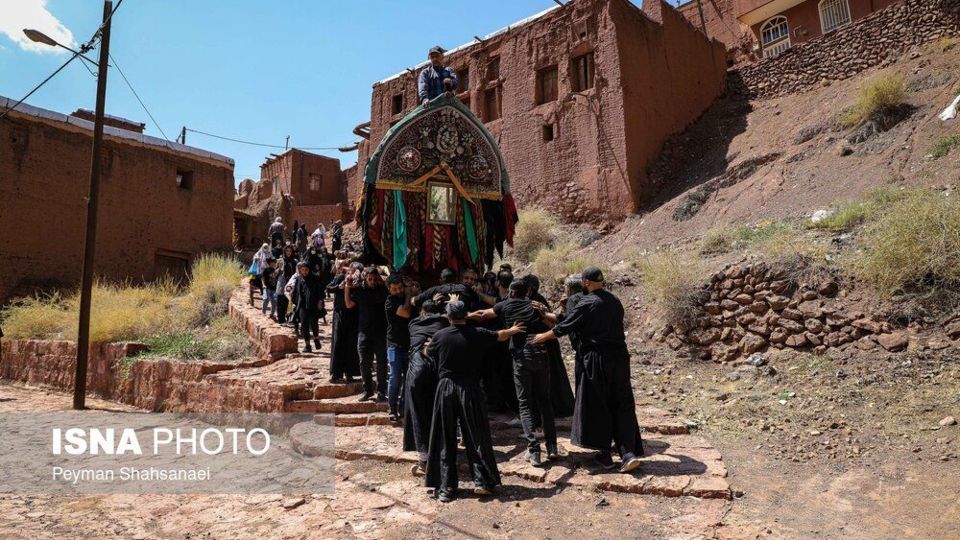 نخل‌گردانی روز عاشورا در روستای ابیانه