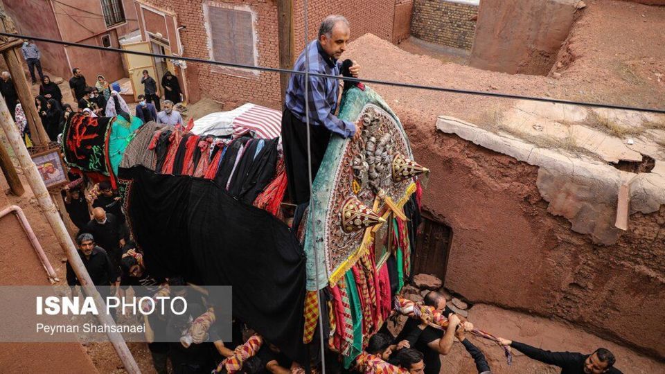 نخل‌گردانی روز عاشورا در روستای ابیانه