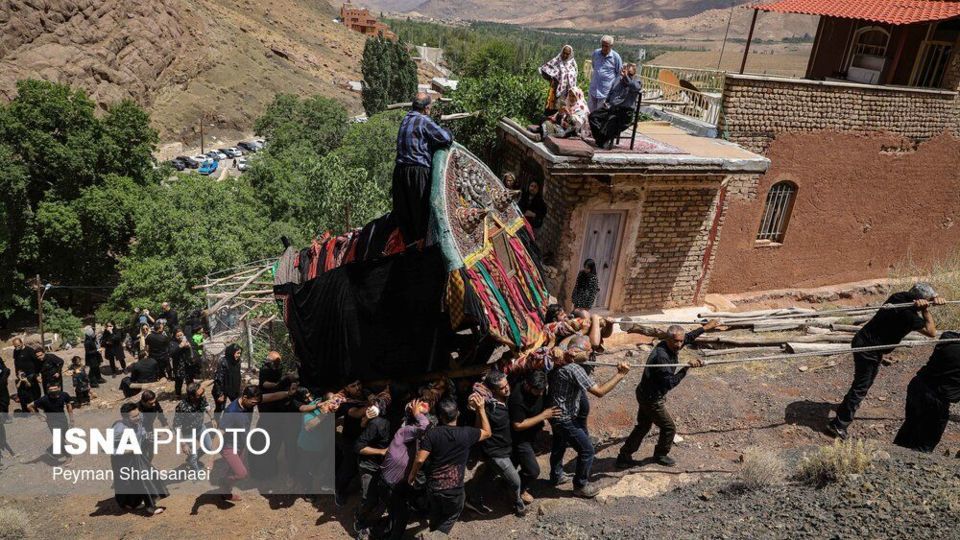 نخل‌گردانی روز عاشورا در روستای ابیانه