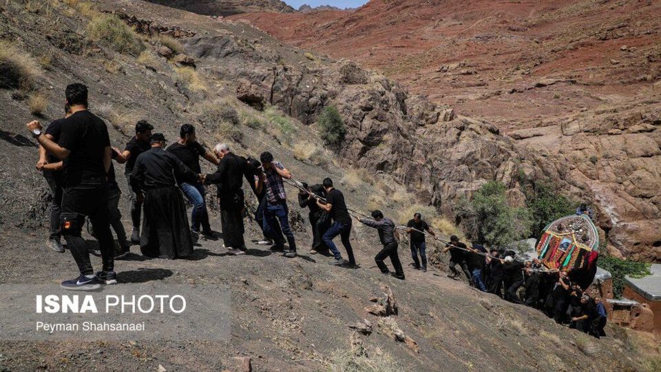 نخل‌گردانی روز عاشورا در روستای ابیانه