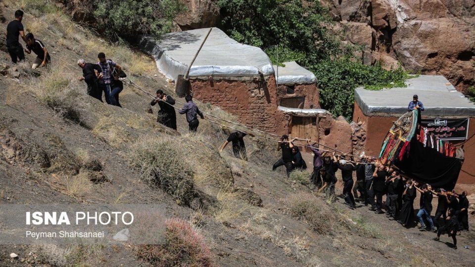 نخل‌گردانی روز عاشورا در روستای ابیانه