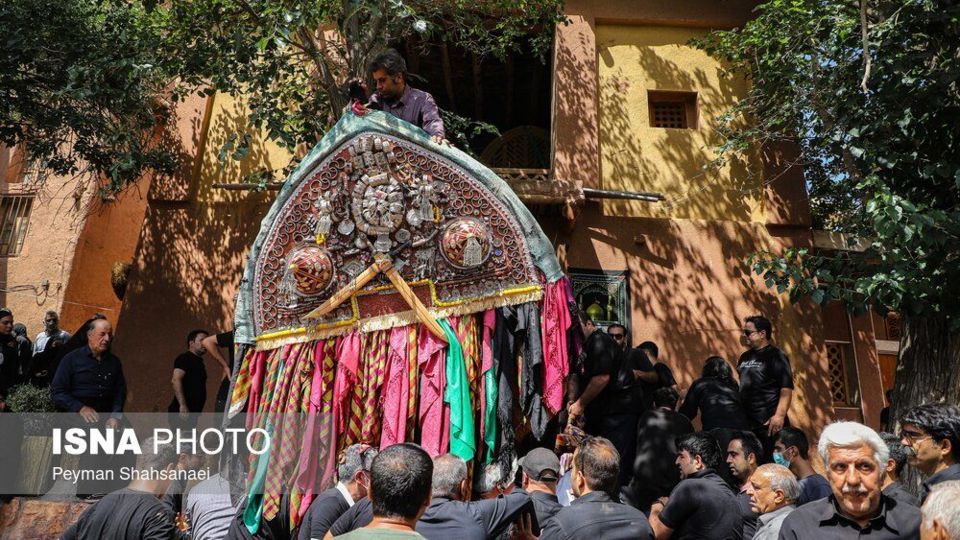 نخل‌گردانی روز عاشورا در روستای ابیانه