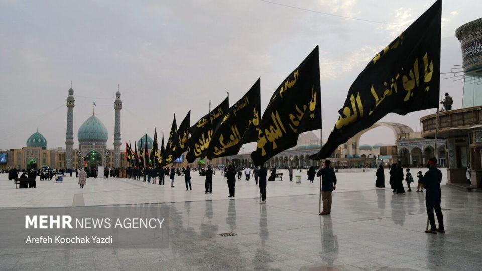 تعویض پرچم مسجد مقدس جمکران در آستانه ماه محرم