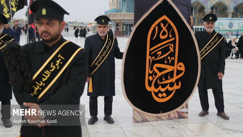 تعویض پرچم مسجد مقدس جمکران در آستانه ماه محرم