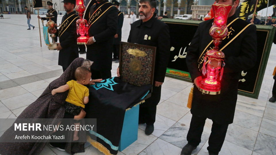 تعویض پرچم مسجد مقدس جمکران در آستانه ماه محرم