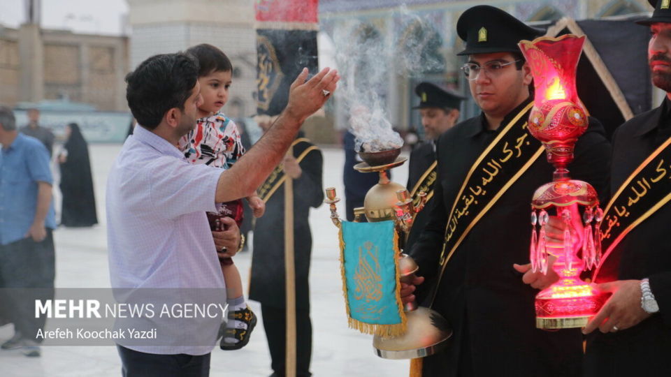 تعویض پرچم مسجد مقدس جمکران در آستانه ماه محرم