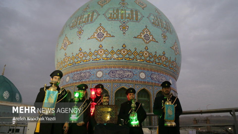 تعویض پرچم مسجد مقدس جمکران در آستانه ماه محرم