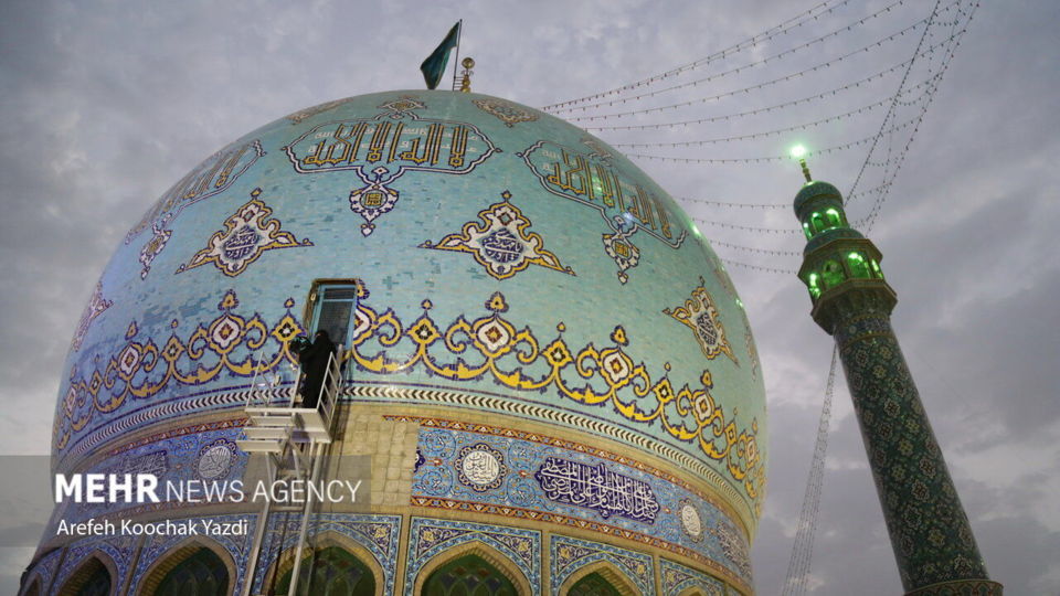 تعویض پرچم مسجد مقدس جمکران در آستانه ماه محرم