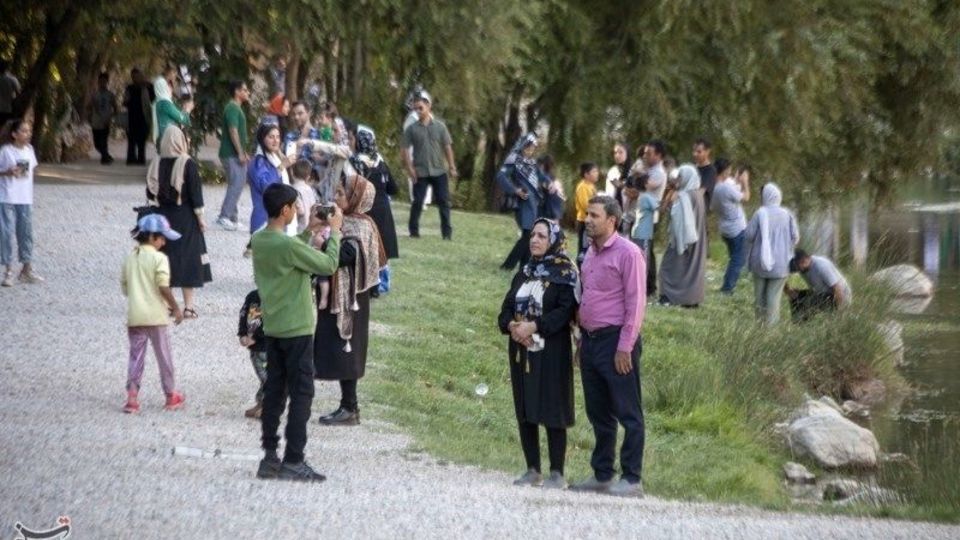 مسافران تابستانی در محوطه تاریخی طاقبستان - کرمانشاه