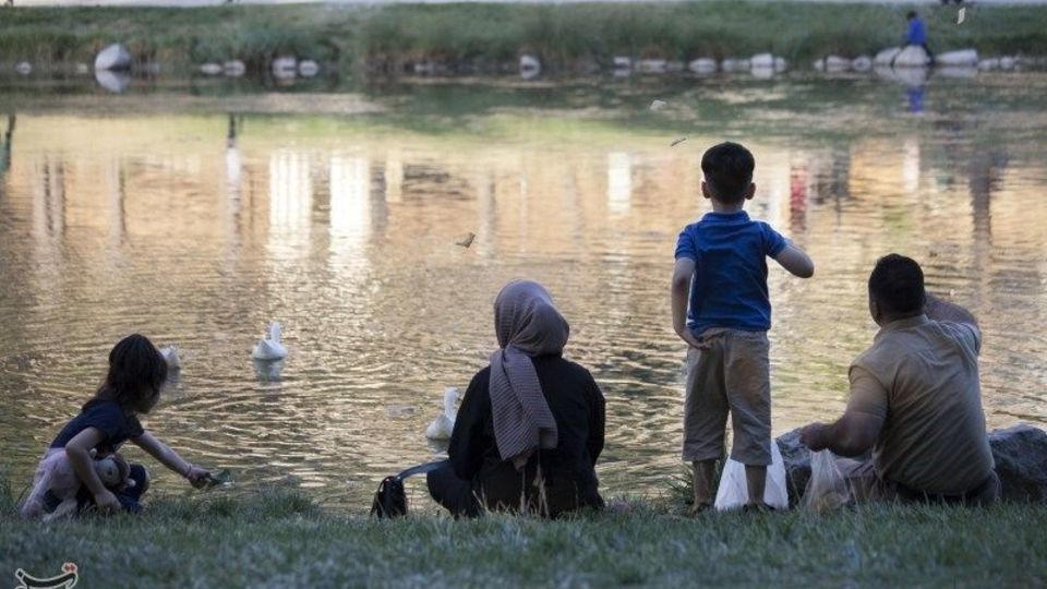 مسافران تابستانی در محوطه تاریخی طاقبستان - کرمانشاه