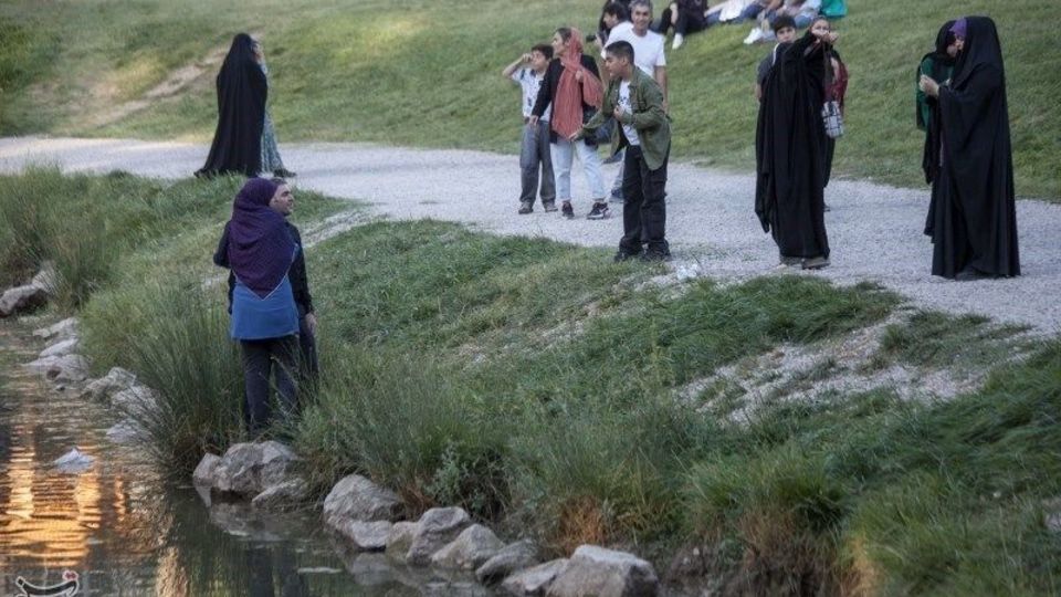 مسافران تابستانی در محوطه تاریخی طاقبستان - کرمانشاه