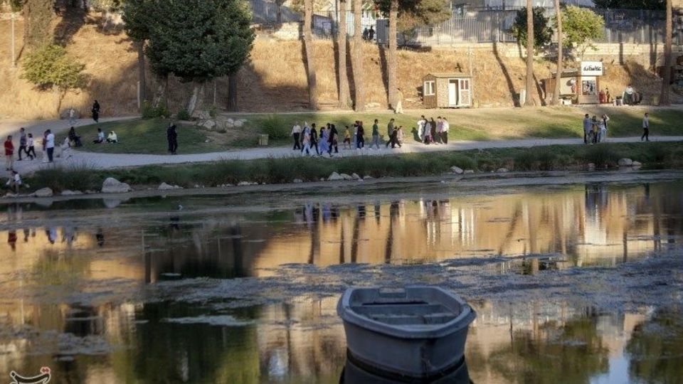 مسافران تابستانی در محوطه تاریخی طاقبستان - کرمانشاه