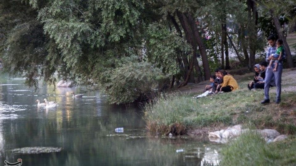 مسافران تابستانی در محوطه تاریخی طاقبستان - کرمانشاه