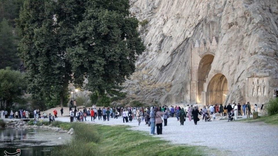 مسافران تابستانی در محوطه تاریخی طاقبستان - کرمانشاه