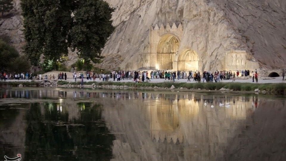 مسافران تابستانی در محوطه تاریخی طاقبستان - کرمانشاه