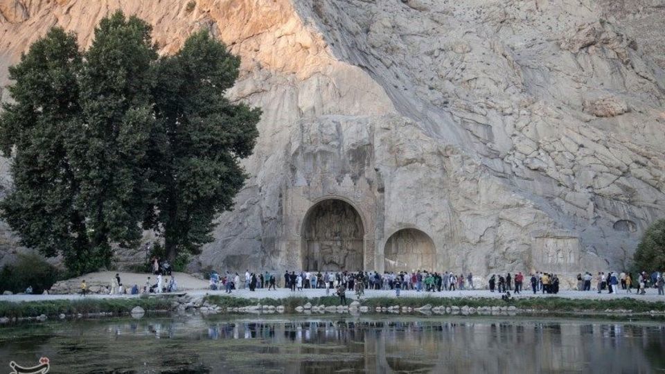 مسافران تابستانی در محوطه تاریخی طاقبستان - کرمانشاه