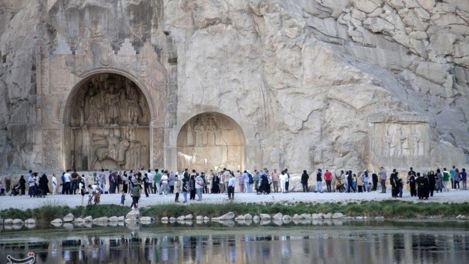 مسافران تابستانی در محوطه تاریخی طاقبستان - کرمانشاه