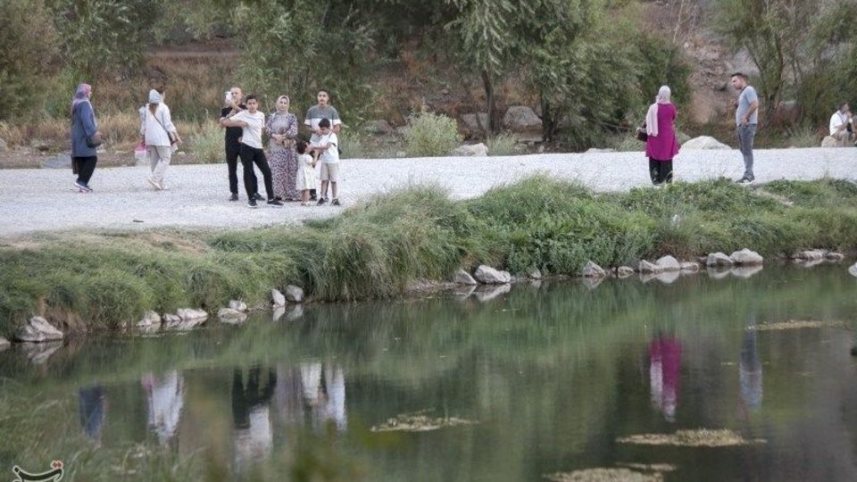 مسافران تابستانی در محوطه تاریخی طاقبستان - کرمانشاه