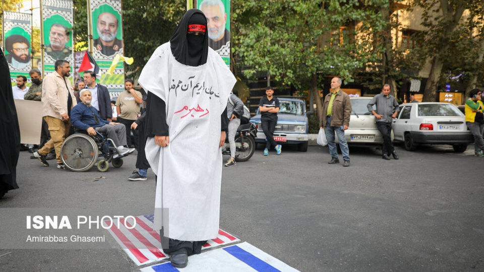 آتش زدن پرچم اسرائیل و آمریکا در اجتماع مردمی تهران