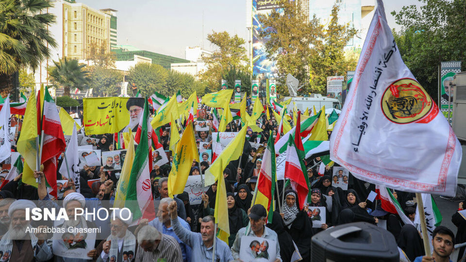 آتش زدن پرچم اسرائیل و آمریکا در اجتماع مردمی تهران