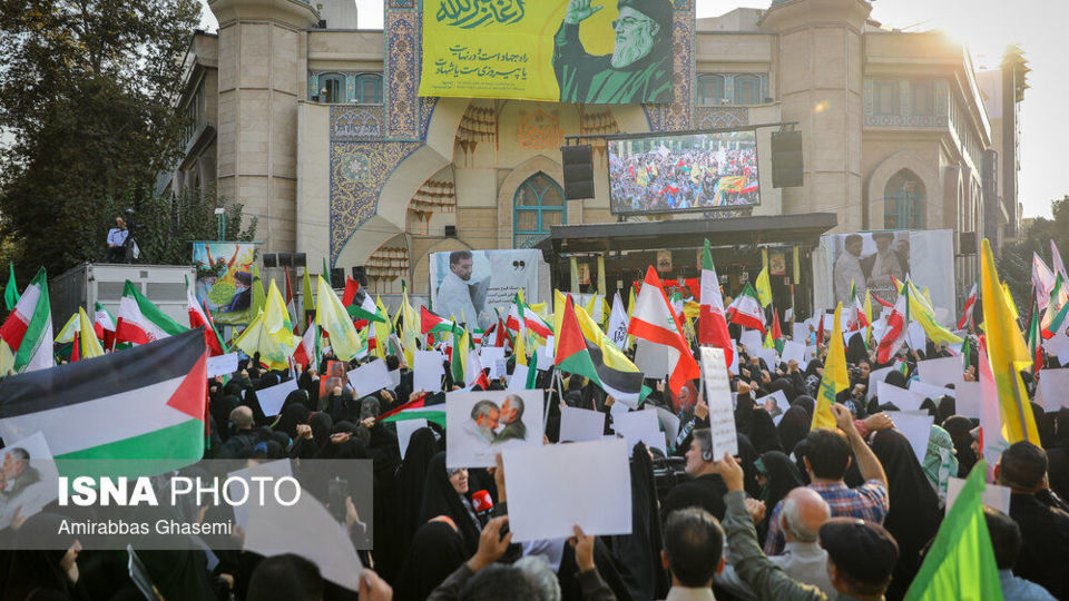 آتش زدن پرچم اسرائیل و آمریکا در اجتماع مردمی تهران