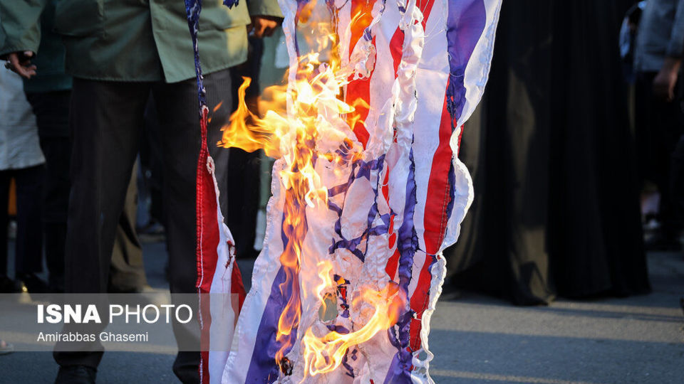 آتش زدن پرچم اسرائیل و آمریکا در اجتماع مردمی تهران