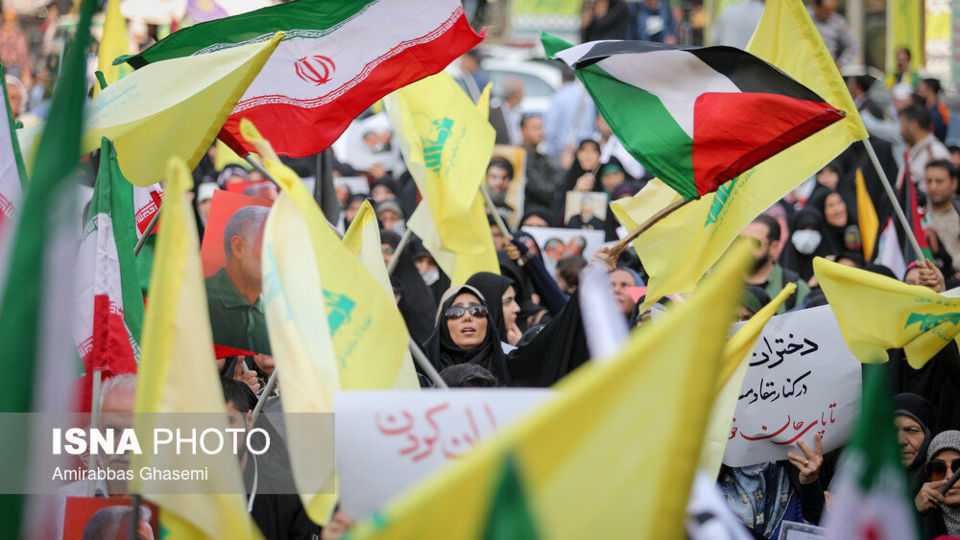 آتش زدن پرچم اسرائیل و آمریکا در اجتماع مردمی تهران