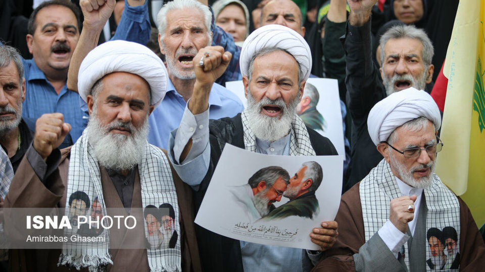 آتش زدن پرچم اسرائیل و آمریکا در اجتماع مردمی تهران