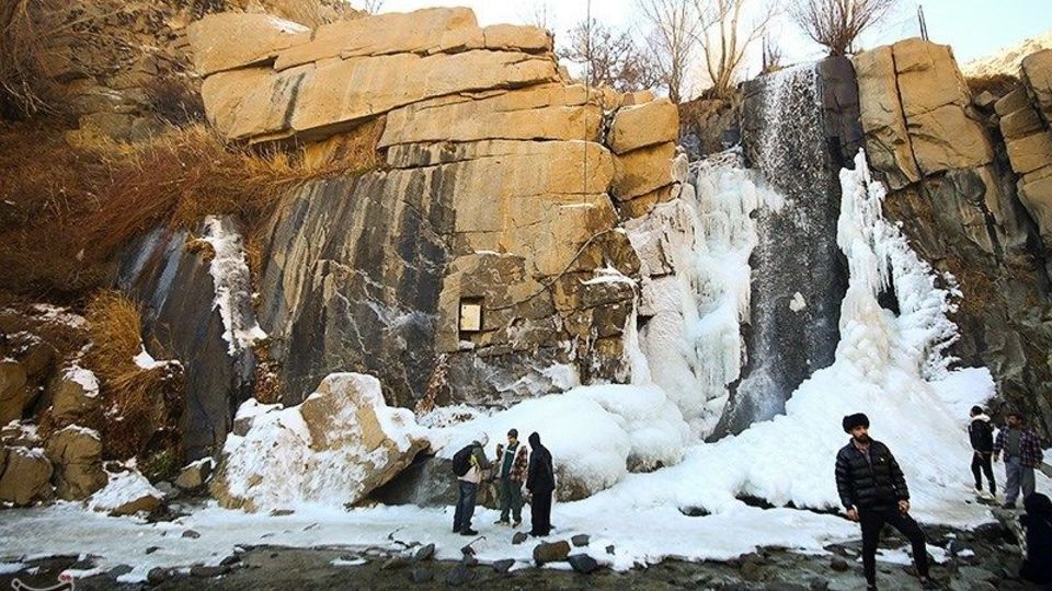 طبیعت زمستانی آبشار گنجنامه همدان