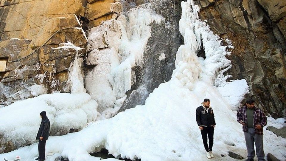 طبیعت زمستانی آبشار گنجنامه همدان