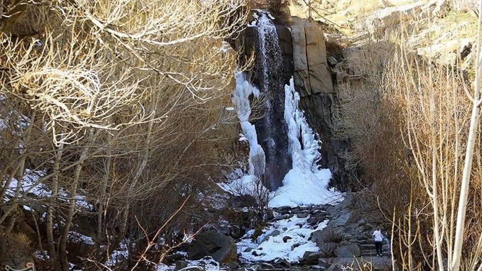 طبیعت زمستانی آبشار گنجنامه همدان