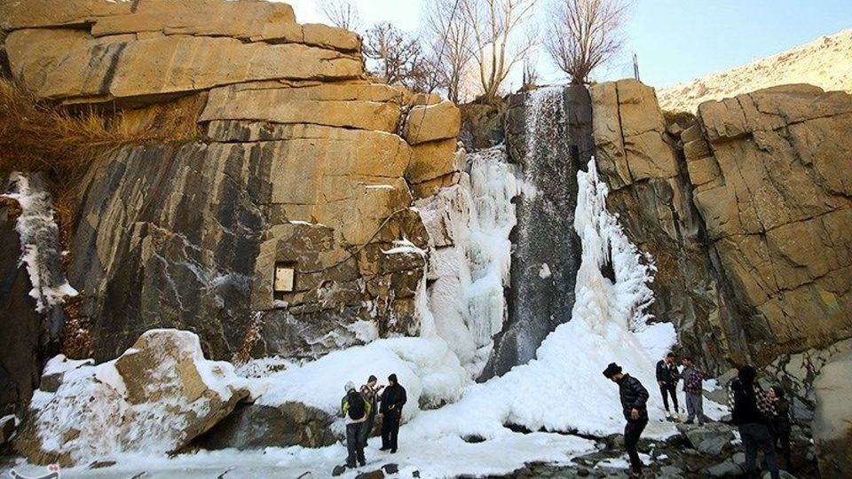 طبیعت زمستانی آبشار گنجنامه همدان