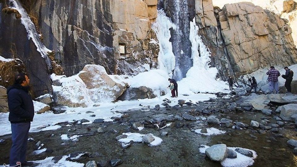 طبیعت زمستانی آبشار گنجنامه همدان