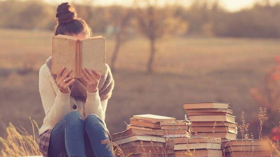 زنان انگلیسی دو برابر بیشتر از مردان کتاب میخوانند زنان انگلیسی دو برابر بیشتر از مردان کتاب میخوانند