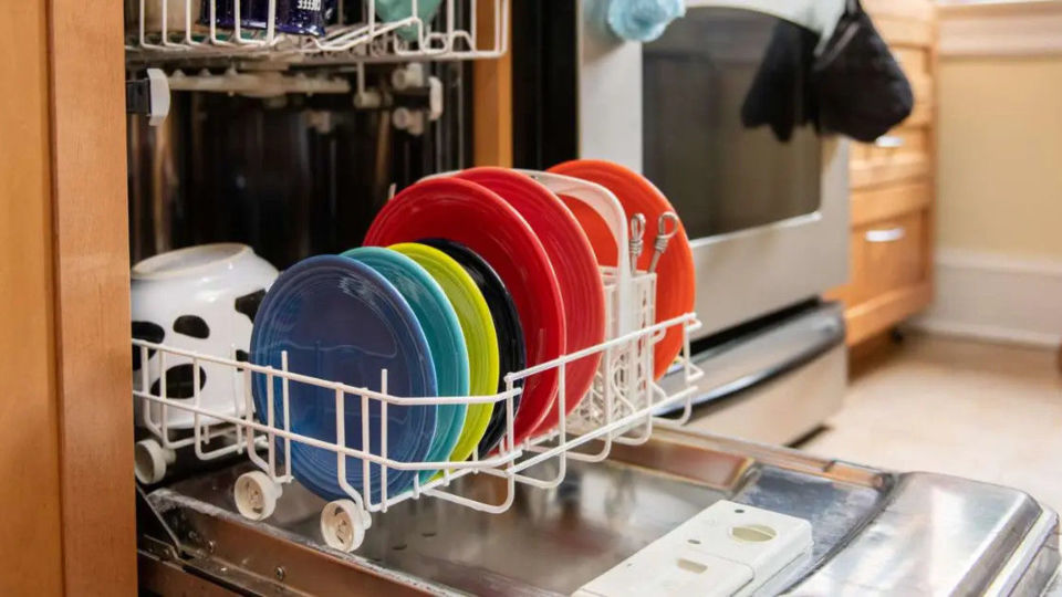 کدام ظروف را نباید در ماشین ظرفشویی شست؟ کدام ظروف را نباید در ماشین ظرفشویی شست؟