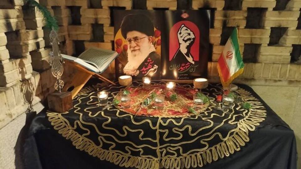 برگزاری آئین بزرگداشت رهبر شهید انقلاب و شهدای خانواده ایشان از طرف رهبر معظم انقلاب برگزاری آئین بزرگداشت رهبر شهید انقلاب و شهدای خانواده ایشان از طرف رهبر معظم انقلاب