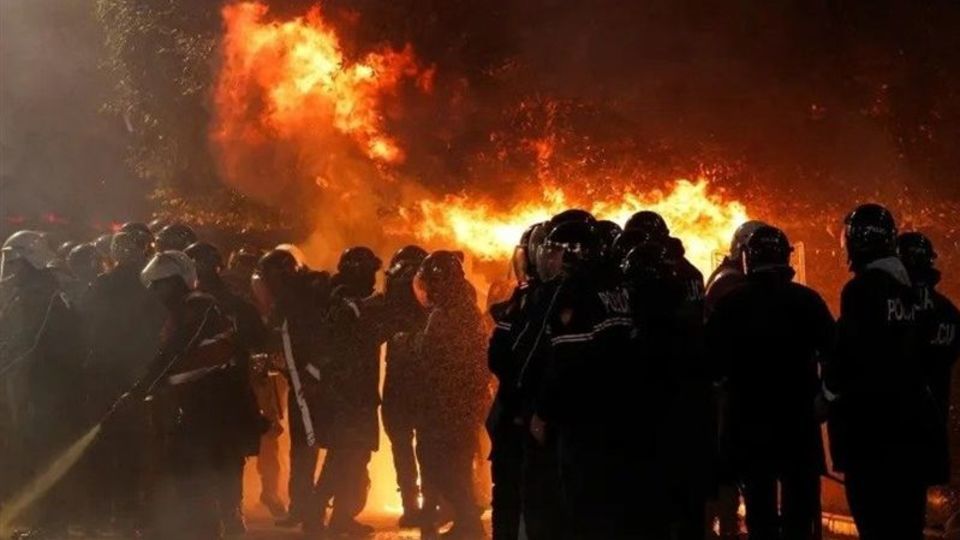 تشدید اعتراضات دانش آموزی در آلبانی/ حمله به وزارتخانهها تشدید اعتراضات دانش آموزی در آلبانی/ حمله به وزارتخانهها