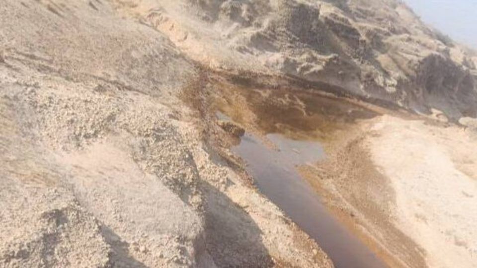 وقوع آلودگی ناشی از نشت پسابهای نفتی در امیدیه وقوع آلودگی ناشی از نشت پسابهای نفتی در امیدیه